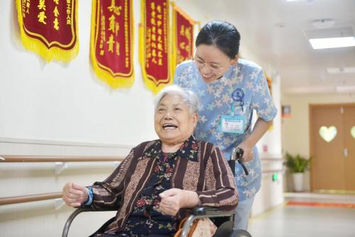 给老人复健