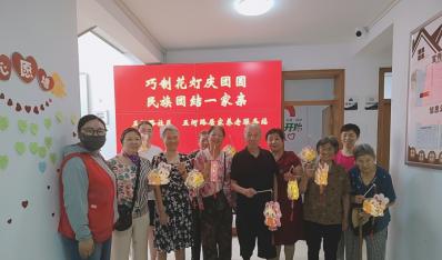 巧制花灯庆团圆 民族团结一家亲