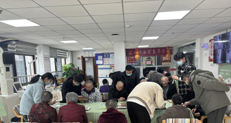 安徽大学生志愿者走进养老机构 为老年生活增添艺术乐趣与人文温度