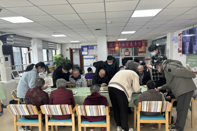 安徽大学生志愿者走进养老机构 为老年生活增添艺术乐趣与人文温度